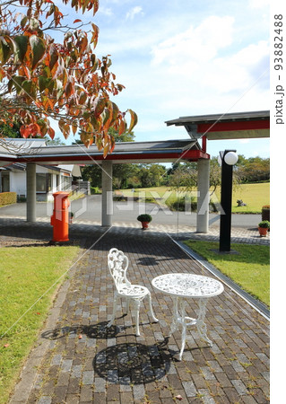 岩手　奥州市　丸ポストのある風景（牛の博物館） 93882488