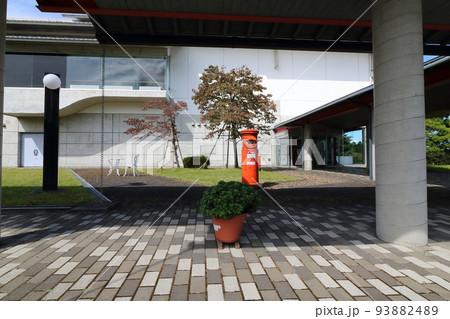 岩手　奥州市　丸ポストのある風景（牛の博物館） 93882489