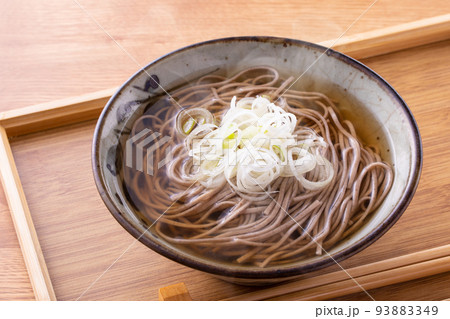 掛け蕎麦を食べる 掛け蕎麦を食べる 93883349