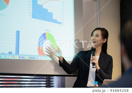 講習会でマイクを持って話す若い女性 93884208