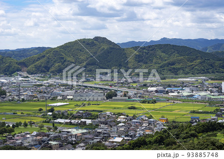 夏の藤枝市の街並み 93885748