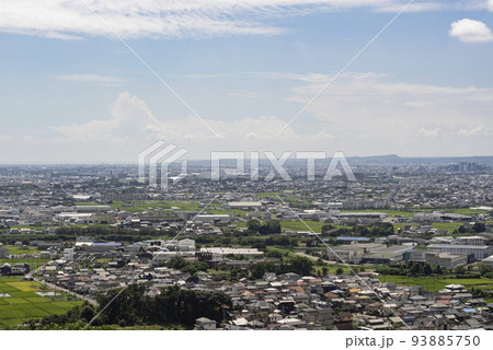 夏の藤枝市の街並み 93885750