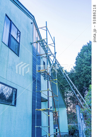 住宅リフォーム現場・外壁の張替え　足場 93886218