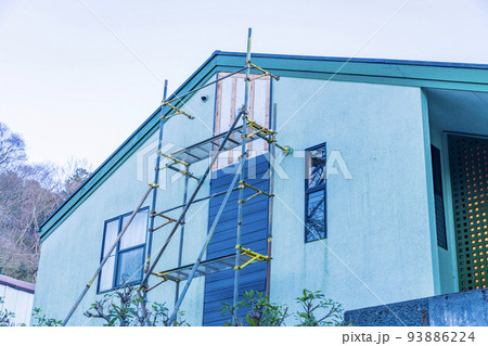 住宅リフォーム現場・外壁の張替え　足場 93886224