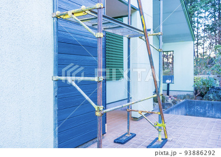 住宅リフォーム現場・外壁の張替え 足場 住宅リフォーム現場・外壁の張替え 足場 93886292