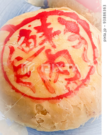 上海の中秋節名物・肉入り月餅 93886363