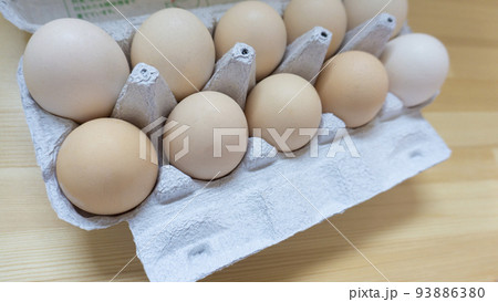 産みたての新鮮な鶏の有機卵 93886380