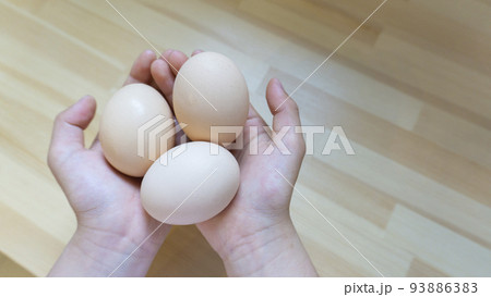 産みたての新鮮な鶏の有機卵 93886383