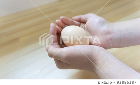 産みたての新鮮な鶏の有機卵 93886387