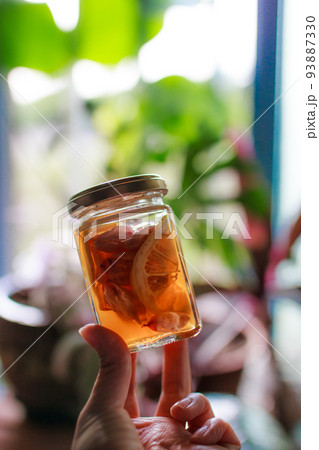 瓶詰された月桃シロップ 93887330