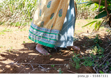 土を裸足で踏む女性 93887331