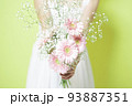 花を差し出す女性 93887351