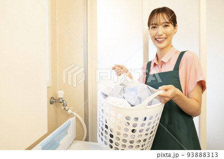 洗濯物が入ったカゴを持つ主婦 洗濯物が入ったカゴを持つ主婦 93888313
