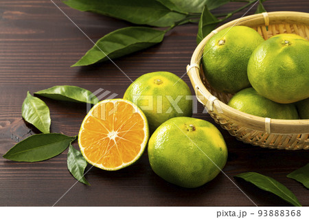 輪切りと竹ざるに入れ葉を添えた極早生みかん 93888368