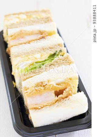 パン屋さんの美味しいエビカツサンドと玉子サンド 93888411