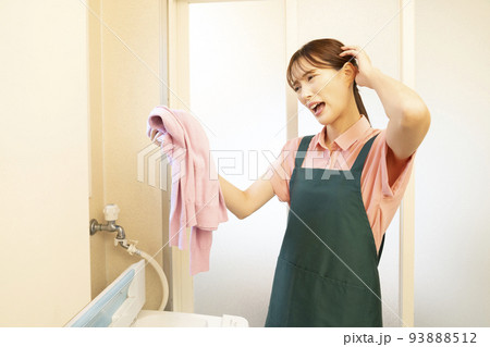 洗濯したセーターが縮んで悩む女性 93888512