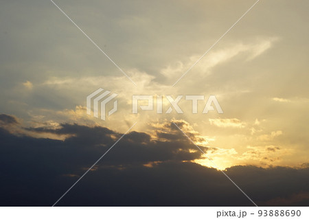 雲　黄金の光　夕焼け　美しい夕景　雲の切れ間から差し込む光 93888690