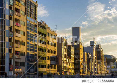 大阪ミナミ　道頓堀橋からの夕景　黄金色に照らされたビル 93888868