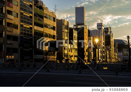 大阪ミナミ　道頓堀橋からの夕景　黄金色に照らされたビル 93888869