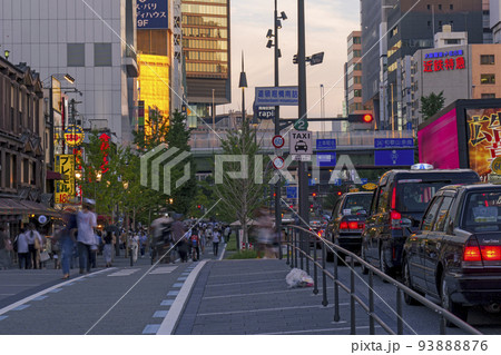 大阪ミナミ　道頓堀橋(御堂筋)の夕景 93888876