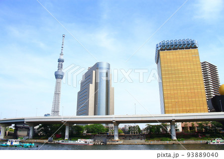 東京都、東京スカイツリーと墨田区役所の風景 93889040