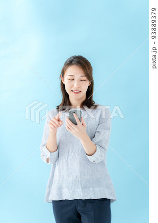 女性　スマートフォン　ブルーバック 93889379