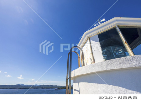 青い空と海と灯台 93889688