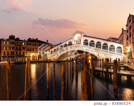 The Rialto bridge panorama in the twilight, Venice, Italy 93890524