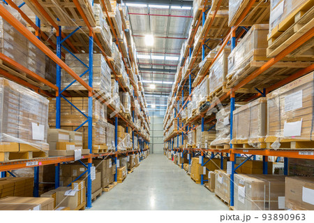 製品でいっぱいになった物流倉庫の棚 93890963