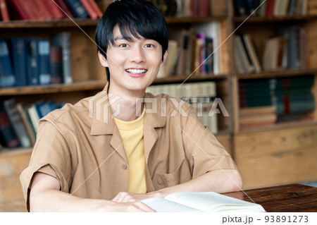 読書する若い男性 読書する若い男性 93891273