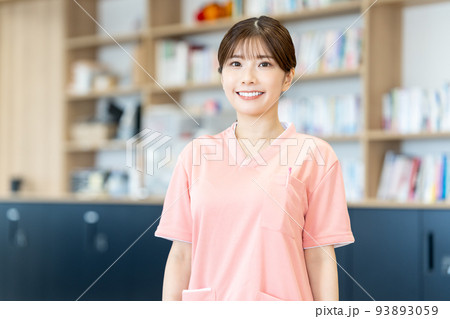 若い看護師の女性 93893059