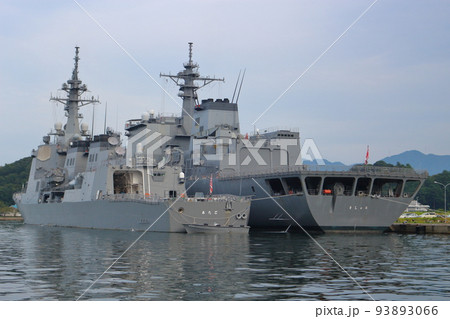 舞鶴港の自衛隊護衛艦隊（ましゅう、あたご） 93893066