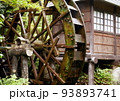 本格的な日本庭園、歩いて見てまわる回遊式、海外からのお客様のために、水車小屋や小さな滝もあります 93893741