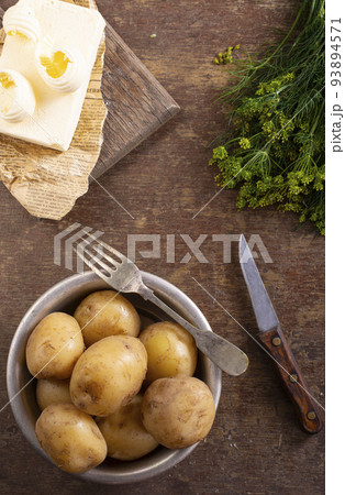 Tasty boiled potatoes with dill and butter in bowl. Top view, flat lay 93894571
