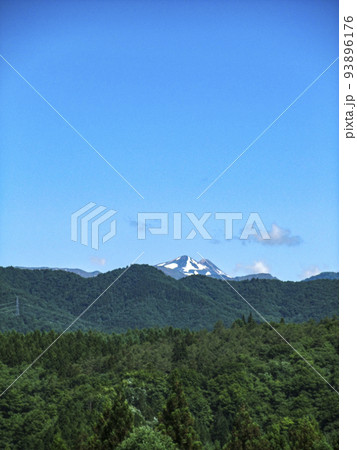 新緑のひるがの高原SAから見た加賀の白山遠望 93896176