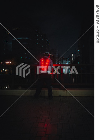 夜光ベストを着用しひとり深夜労働する男性 夜光ベストを着用しひとり深夜労働する男性 93897609