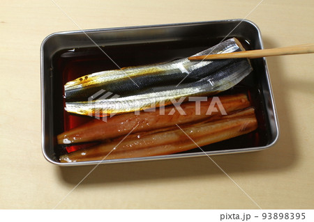開いたサンマをたれに漬ける､漬け焼きの下ごしらえ 93898395
