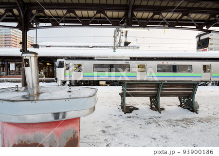 【小樽駅】水道と発車待ちの列車 93900186