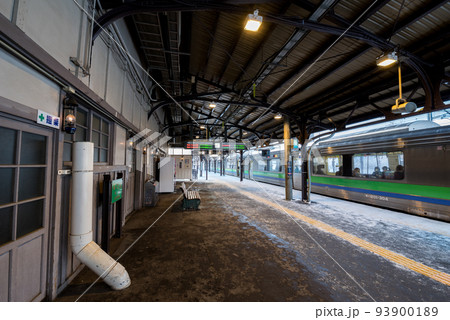 【小樽駅】4番線で発車を待つ列車 【小樽駅】4番線で発車を待つ列車 93900189
