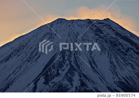 竜ヶ岳から見る夜明け間近の富士山 竜ヶ岳から見る夜明け間近の富士山 93900574