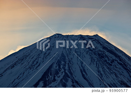 竜ヶ岳から見る夜明け間近の富士山 93900577