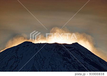 竜ヶ岳から見る雪煙上がる夜明け間近の富士山 竜ヶ岳から見る雪煙上がる夜明け間近の富士山 93900838