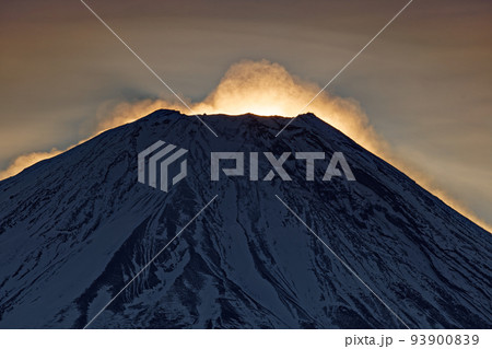 竜ヶ岳から見る雪煙上がる夜明け間近の富士山 竜ヶ岳から見る雪煙上がる夜明け間近の富士山 93900839