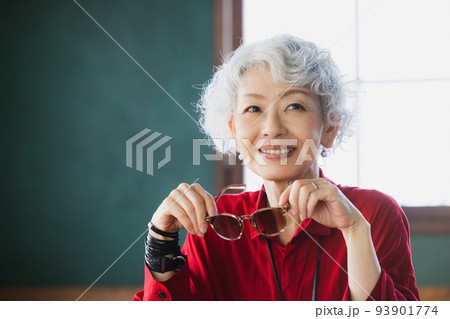 グレイヘアの女性　サングラス  93901774