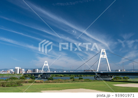 淀川に架かる豊里大橋と空に浮かぶすじ雲 93901971