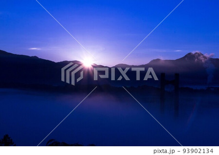 雲海と山の稜線から登り来る日の出　風景写真　初日の出　年賀状素材　埼玉県飯能市 93902134