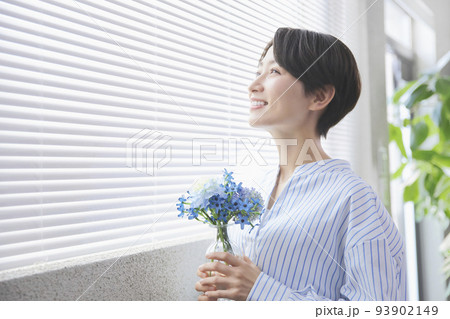 花を飾るミドルの女性 花を飾るミドルの女性 93902149