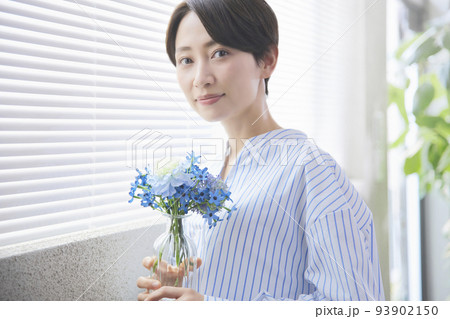 花を飾るミドルの女性 花を飾るミドルの女性 93902150