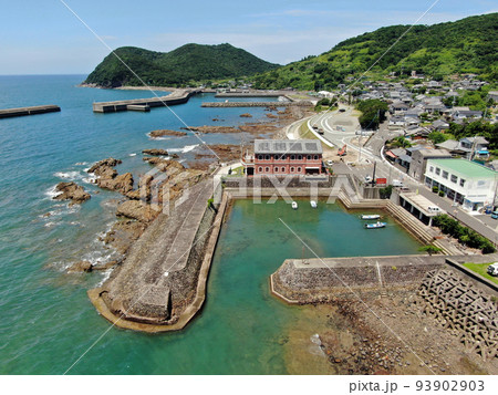 薩摩藩英国留学生記念館付近の海岸線の空撮 薩摩藩英国留学生記念館付近の海岸線の空撮 93902903