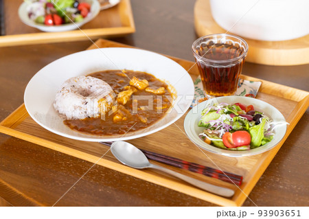 食卓 カレーライス 食卓 カレーライス 93903651